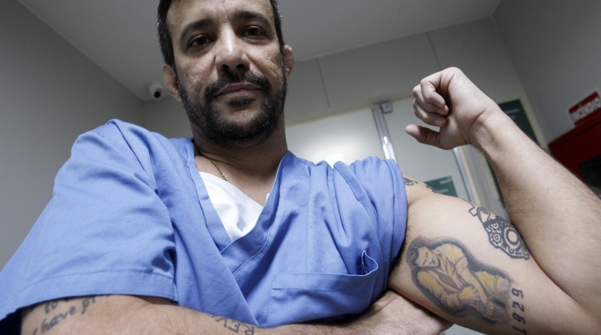 11/10/2017 - Amor na Pele  Na foto: Rogério Moura, mostra sua tatuagem que retrata a primeira angioplastia feita na Suiça Foto:  Luiz Ackermann / O Dia