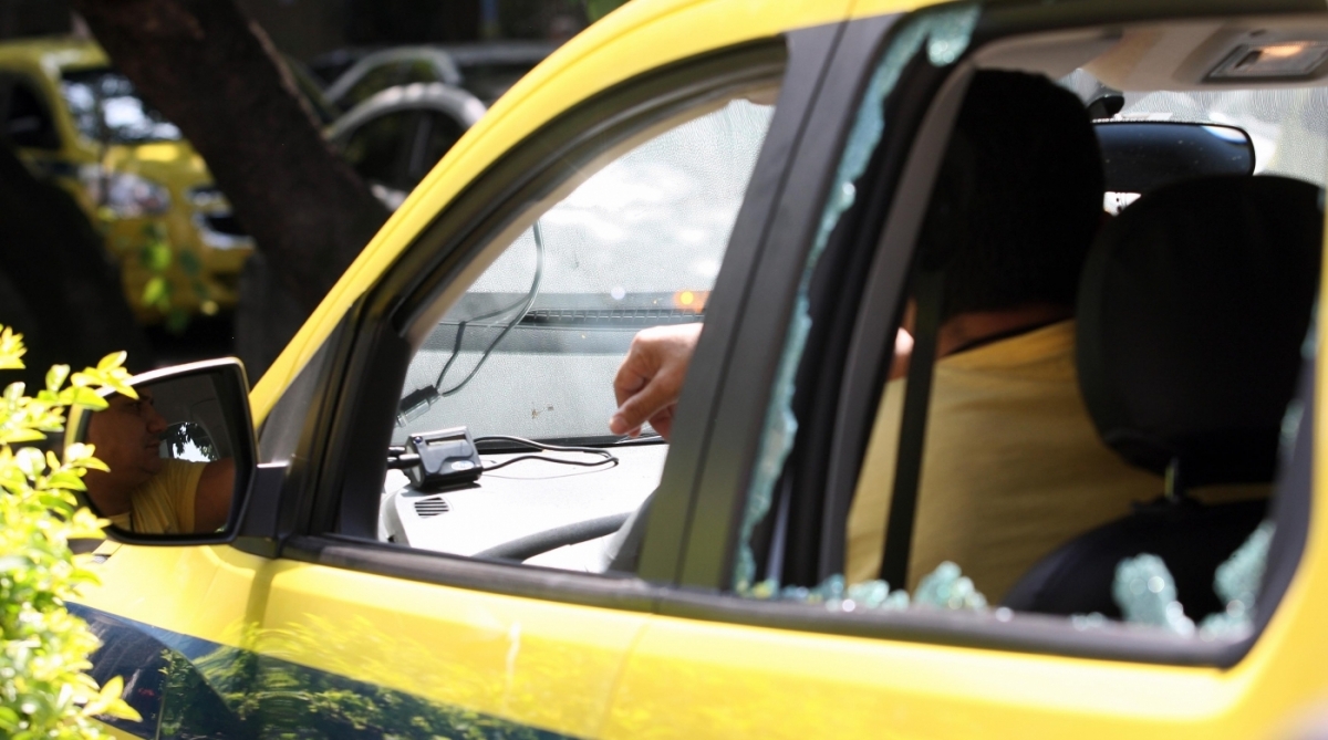 2017-10-13 - Assalto em Ipanema  Na foto: Taxi furado por tiro na porta da 14 DP, taxista ao volante Jos&eacute; de Arimat&eacute;ia Felipe Foto:  Luiz Ackermann / O Dia