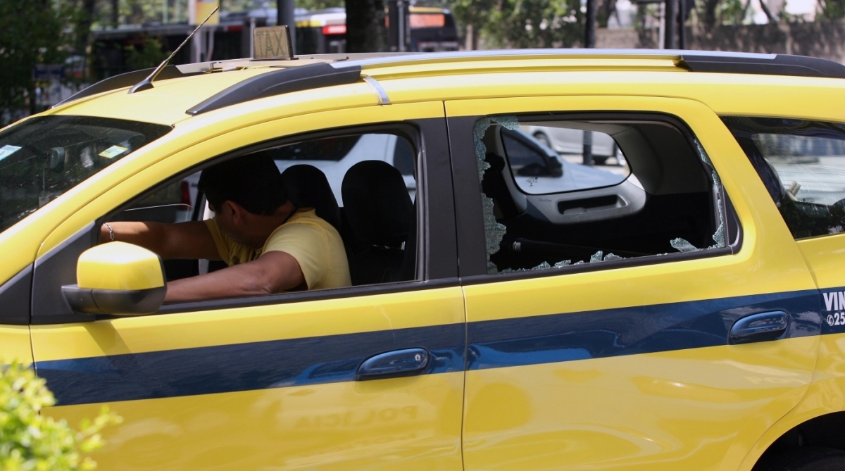 2017-10-13 - Assalto em Ipanema  Na foto: Taxi furado por tiro na porta da 14 DP, taxista ao volante Jos&eacute; de Arimat&eacute;ia Felipe Foto:  Luiz Ackermann / O Dia