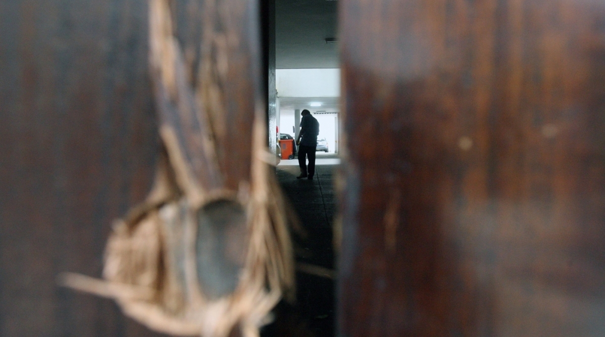 0-13-7--20 - Bomba em Laranjeiras  Na foto: Porteiro na garagem, procura estragos de bomba em pr&eacute;dios da Rua Moura Brasil,60  Foto:  Luiz Ackermann / O Dia