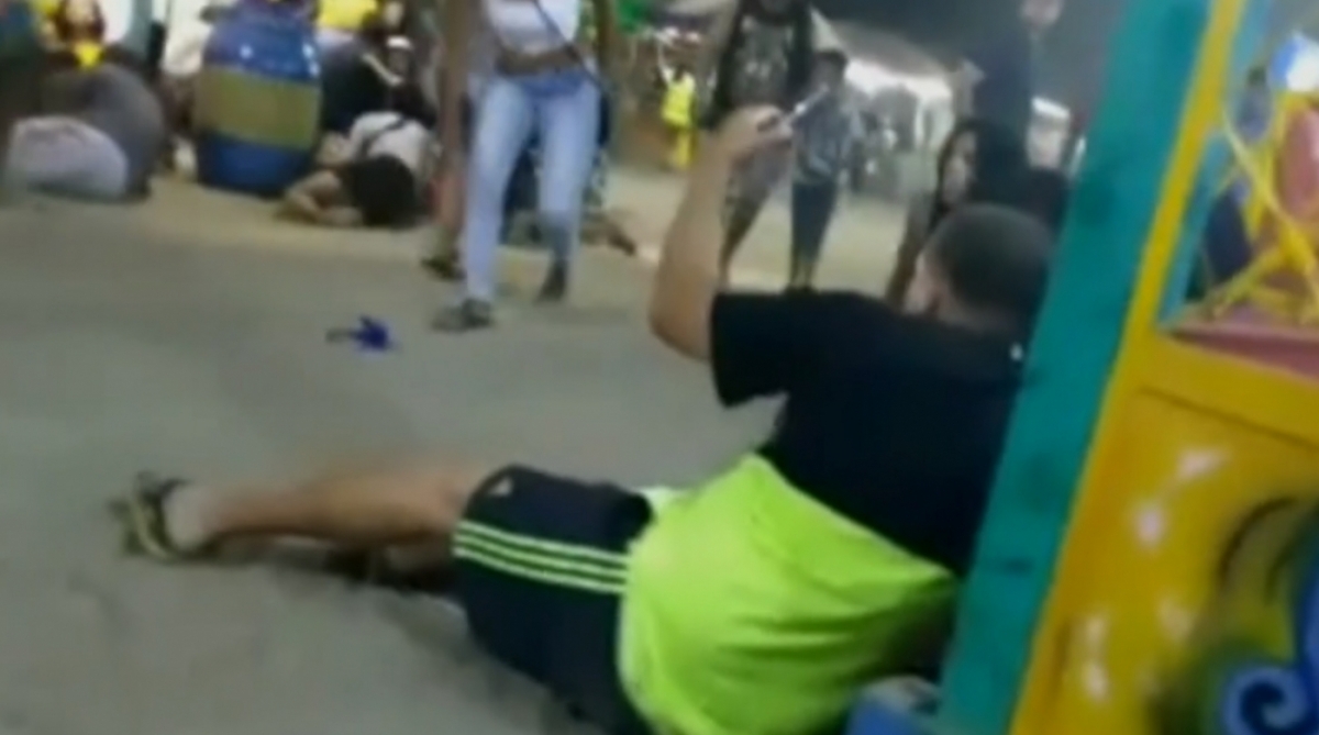  Dia das Crianças virou uma noite de terror para dezenas de famílias em Nova Iguaçu, na Baixada Fluminense, na noite desta quinta-feira (12). Três pessoas ficaram feriadas durante um tiroteio na frente de um parque de diversões.e Dia das Crianças virou uma noite de terror para dezenas de famílias em Nova Iguaçu, na Baixada Fluminense, na noite desta quinta-feira (12). Três pessoas ficaram feriadas durante um tiroteio na frente de um parque de diversões.