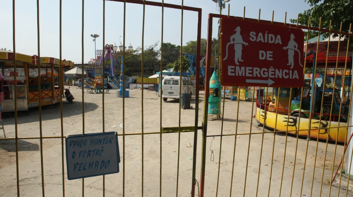 Tiroteio na porta de parque de divers&otilde;es assusta frequentadoras de parque em Nova Igua&ccedil;u, no dia das crian&ccedil;as.Em frente ao parque, uma festa de casamento tamb&eacute;m foi interrompida. o anbulante Igor Augusto Vargas, presenciou a a&ccedil;&atilde;o dos bandidos