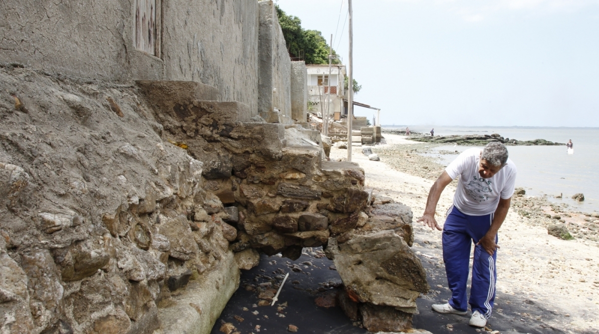 Ressaca derruba muros de casas que fazem divisa com a praia em Sepetiba. Foto Severino Silva / Ag&ecirc;ncia O Dia