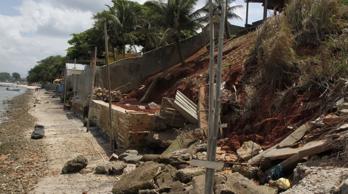 Ressaca derruba muros de casas que fazem divisa com a praia em Sepetiba. Foto Severino Silva / Agência O Dia