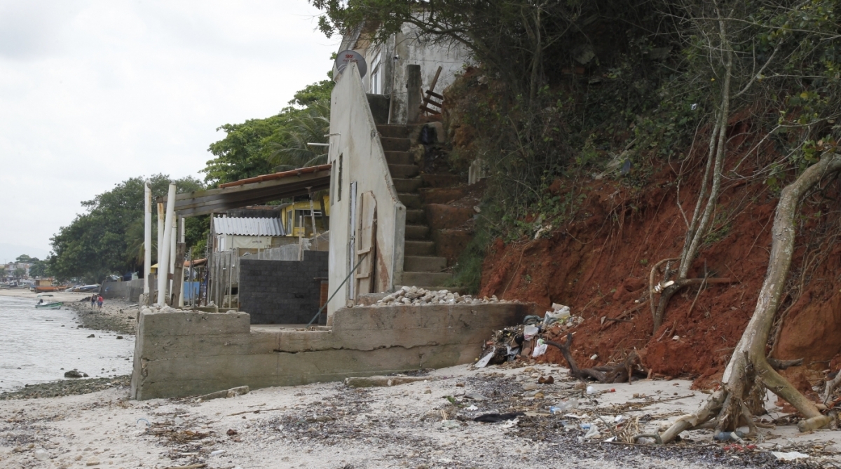 Ressaca derruba muros de casas que fazem divisa com a praia em Sepetiba. Foto Severino Silva / Agência O Dia