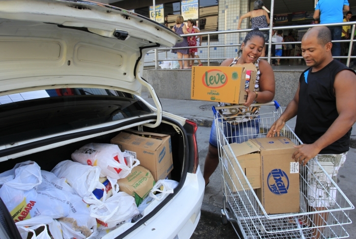 20/10/2017 -  Anivers�rio Guanabara - Vanessa Alves e Adriano de Oliveira Silva, aproveitam as promo��es no Supermercado Guanabara, no Engenho de Dentro.  Foto - Ma�ra Coelho / Ag�ncia O Dia. Cidade, Promo��o, Compras, Comida, Crise, Fila,