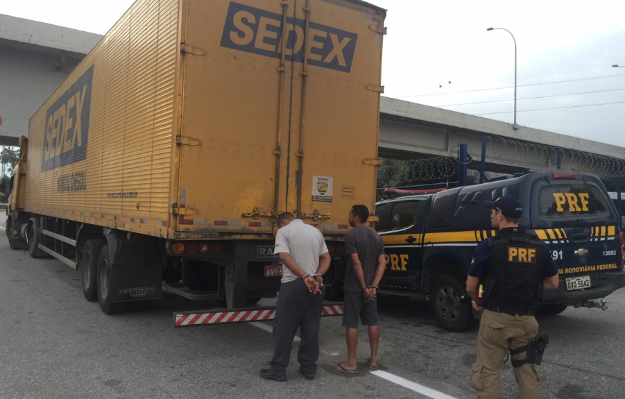 Fátima Alves, de 49 anos, há algum tempo só recebe encomendas  em seu trabalho, na Tijuca, porque Correio se nega a entregar em sua casa, na Rua Barão de Petrópolis, no Rio Comprido, sob a alegação de ser área de risco.
