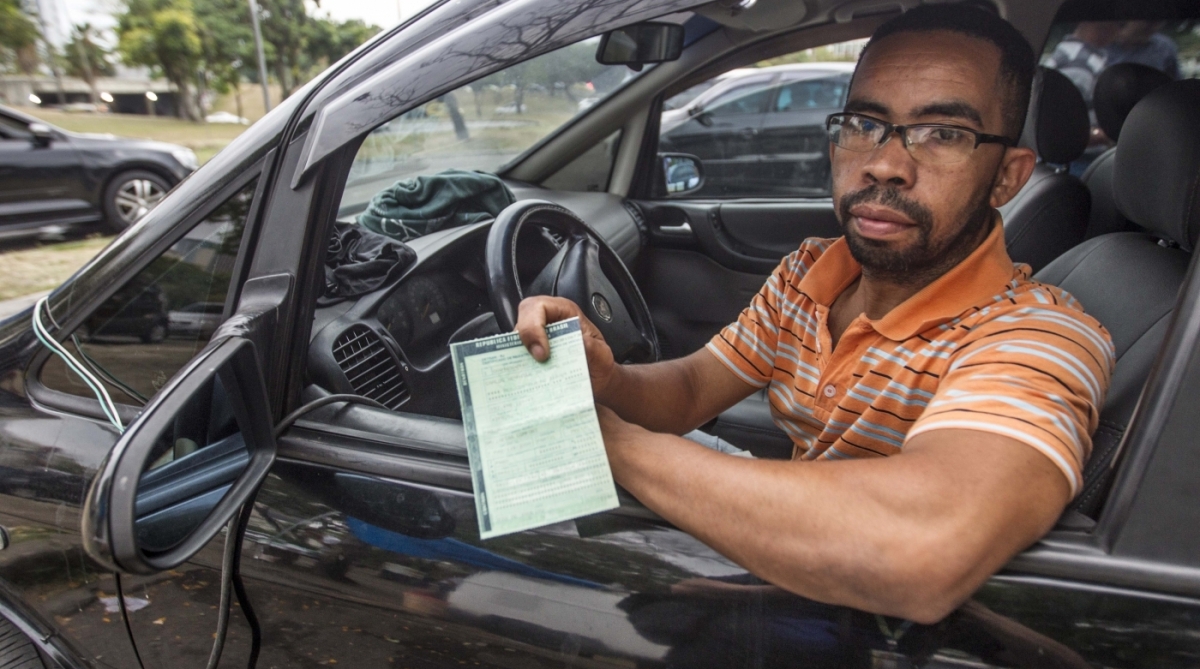 Mesmo com IPVA atrasado motoristas poderam fazer a vistoria de seu veículos, Carlos Henrique, 35 anos, aprova a medida, RJ, 22 de outubro.