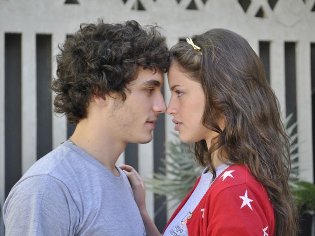 Dinho (Guilherme Prates) e Valentina (Elisa Brites)