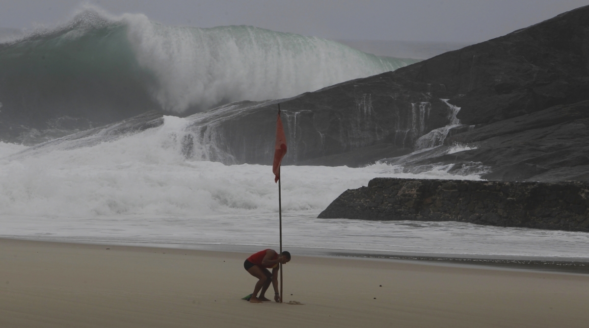 Salva-vidas finca bandeira vermelha em dia de ressaca na praia do Leblon. - Severino Silva/ Ag&ecirc;ncia O Dia
