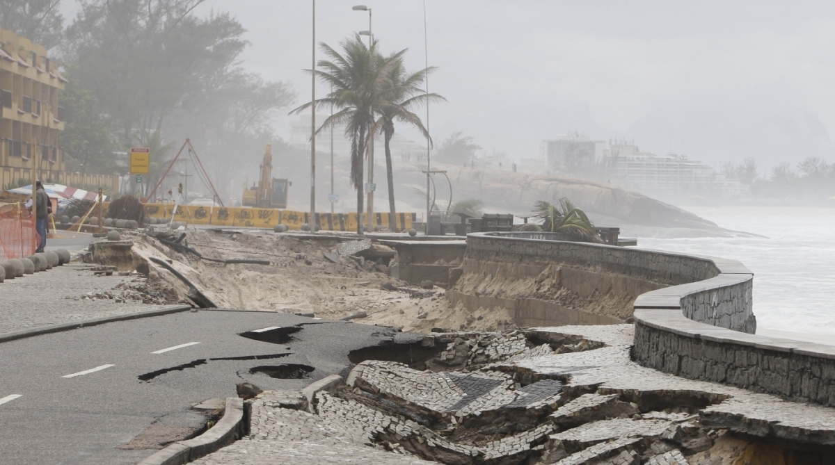 Parte do cal&ccedil;ad&atilde;o que foi derrubado pelas ondas em outubro de 2017 - Severino Silva