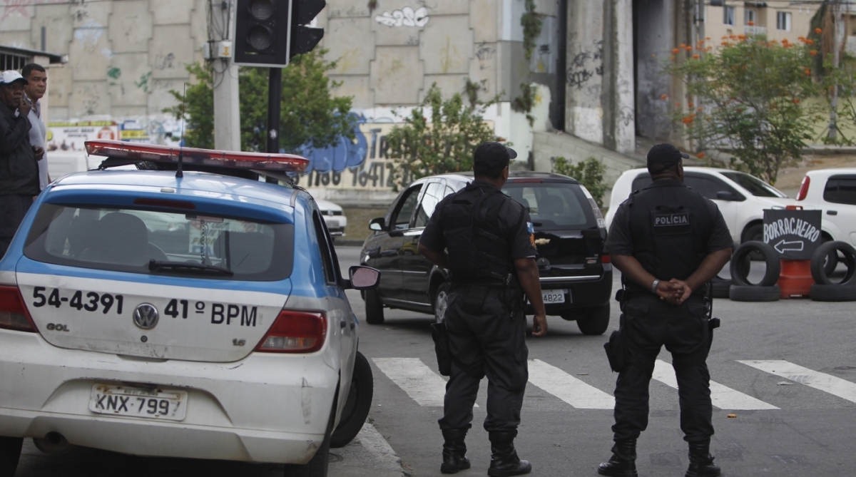 Policiamento no local do assacinato de um rapaz  em assalto[Marcelo Alves ]na frente da esposa e filha em Vicente de Crvalho Ceza  Muzio com Av Pastor  Martin Luther  king jrSeverino Silva Agencia O Diia