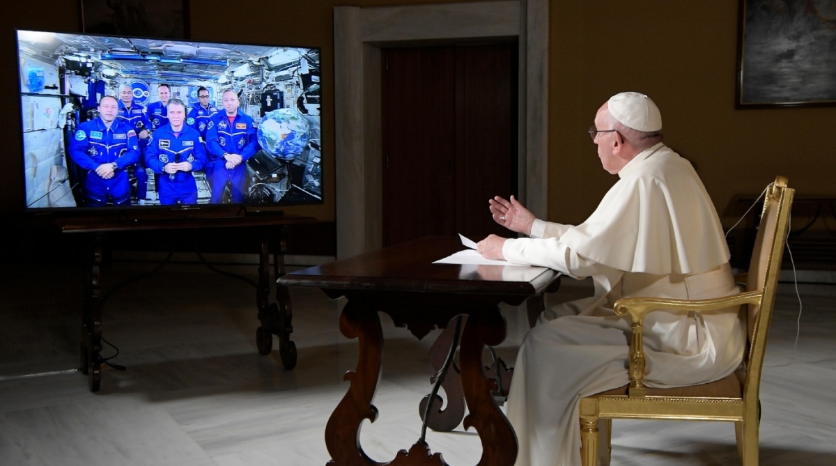 Francisco conversa com os tripulantes da ISS por videoconferência - OSSERVATORE ROMANO