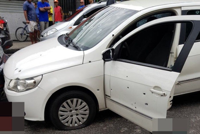 carro do coronel Teixeira, comandante do 3º Batalhão da PM, perfurado de bolas