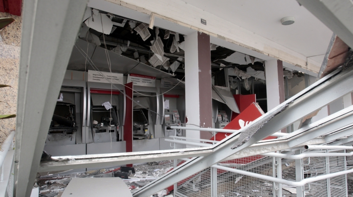 28/10/2017- Explosão no Santander Na foto:Explosaão a banco Santander na Av. Vicente de Carvalho, Vila da Penha Foto: Luiz Ackermann / Agência O Dia