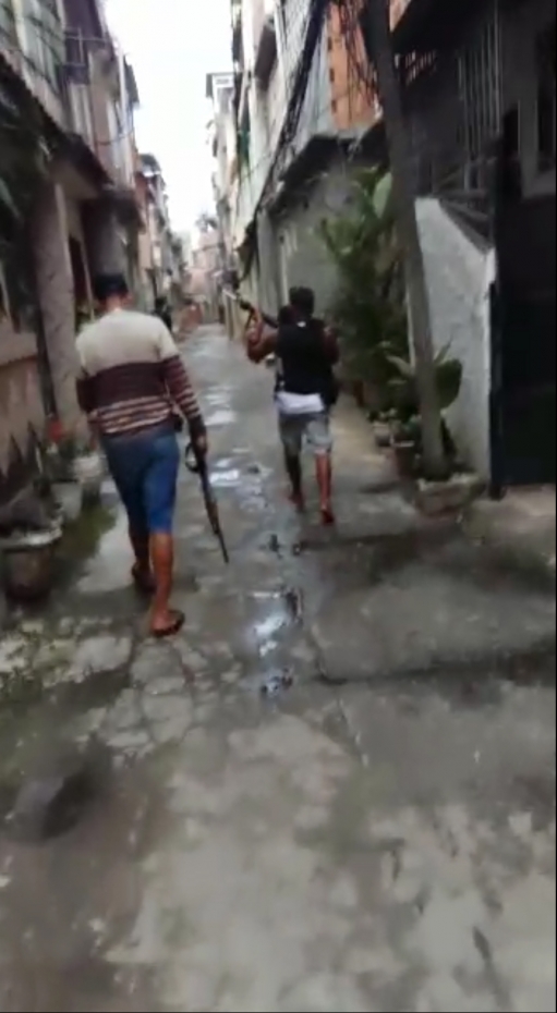 O vídeo mostra os traficantes circulando pela comunidade rival - Reprodução de Vídeo
