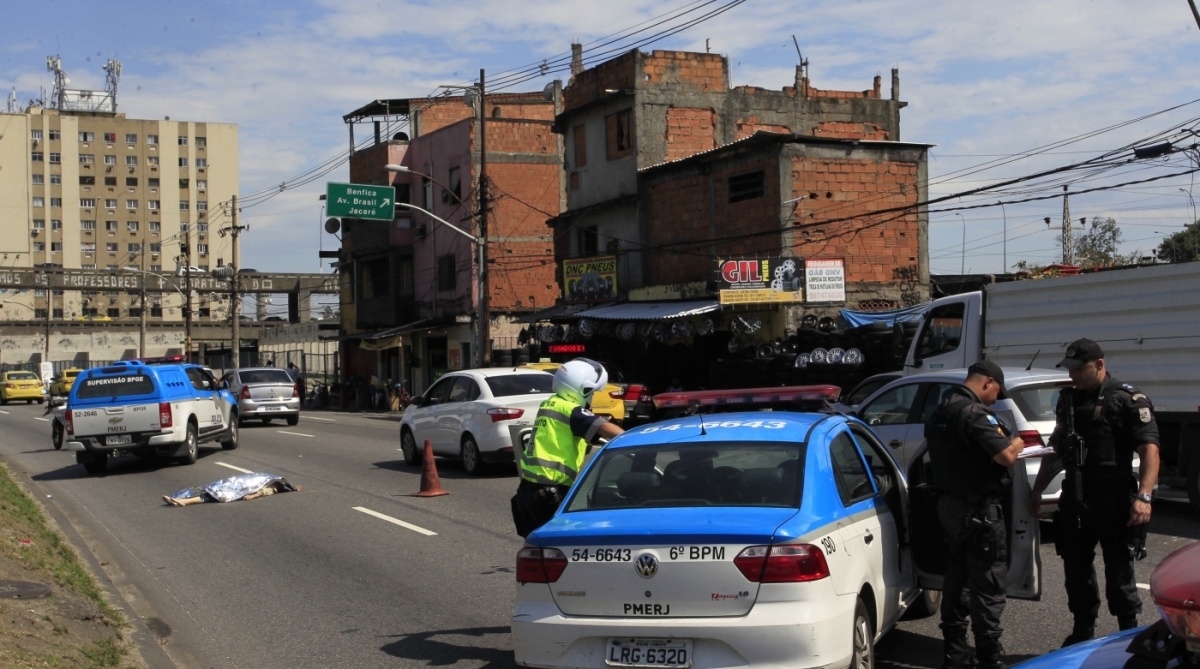 Rio, 30/10/2017- Um Corpo de um mulher foi encontrado na Av. Radial Oeste pr&oacute;ximo ao viaduto da Mangueira. H&aacute; suspeitas que ela tenha sindo atropelada.  Foto - Ma&iacute;ra Coelho / Ag&ecirc;ncia O Dia 