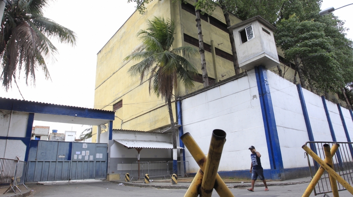 Rio, 02/10/2017- E/D Lucia Cardoso, presidente da Casa do Menor São Miguel Arcanjo,  junto com a equipe de  educadores, fazem o primeira sessao de Cinema após receberem a doação da Secretaria de Estado de Administração Penitenciária (Seap)  do Home Theater que seria instalado na Cadeia Pública José Frederico Marques, em Benfica, zona norte do Rio, onde o Sergio Cabral Filho está preso. Local:Tinguá, no município de Nova Iguaçu, Baixada Fluminense . Foto - Maíra Coelho / Agência O Dia 