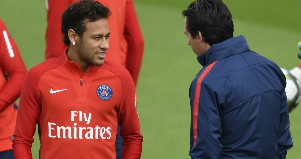 Neymar conversa com Emery em treino do PSG