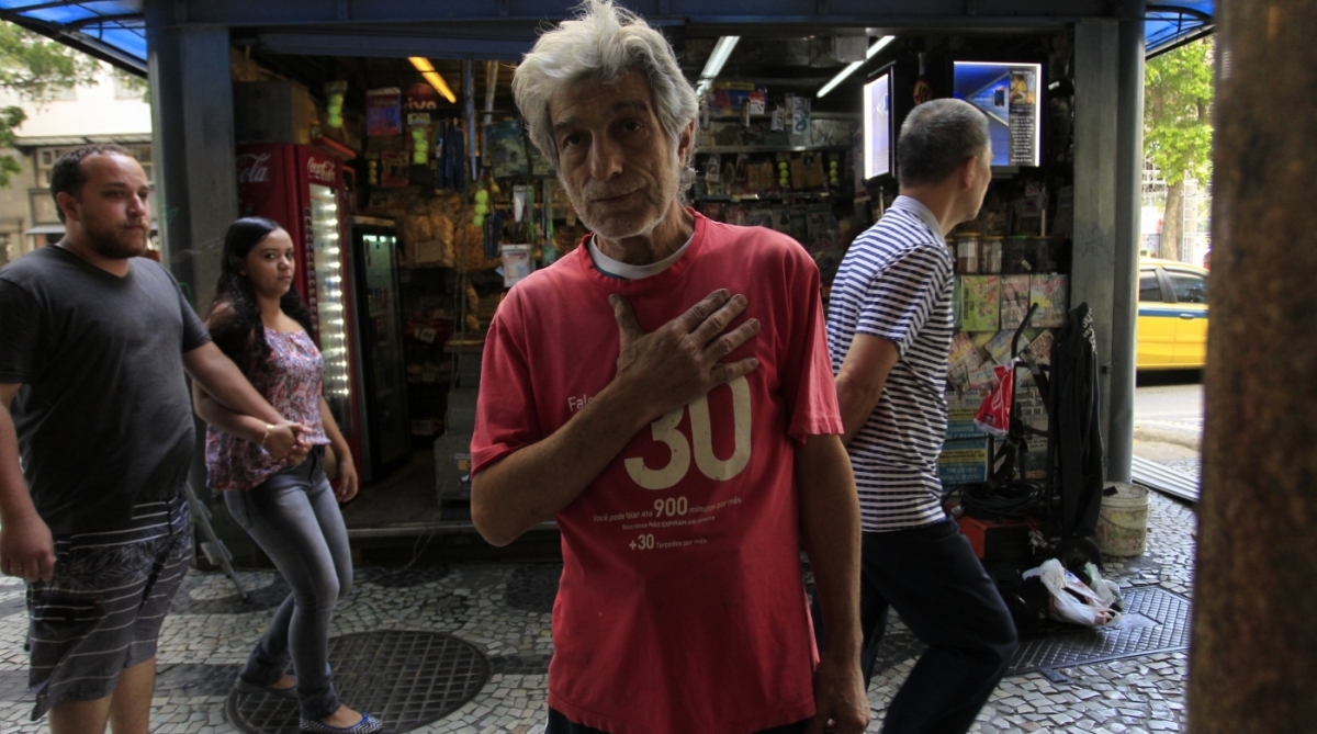 Rio, 03/11/2017- O Comerciante Franco , dono da banca de jornal localizada no cruzamento entre a Av. Rio Branco e Av. Presidente Vargas, é assaltado pela 2x nessa semana. Foto - Maíra Coelho / Agência O Dia