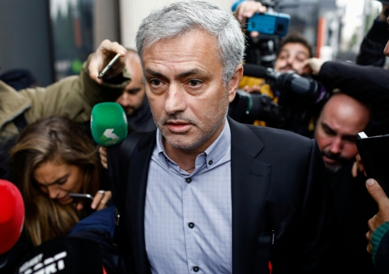 Mourinho � cercado pela imprensa ao chegar no tribunal em Madri