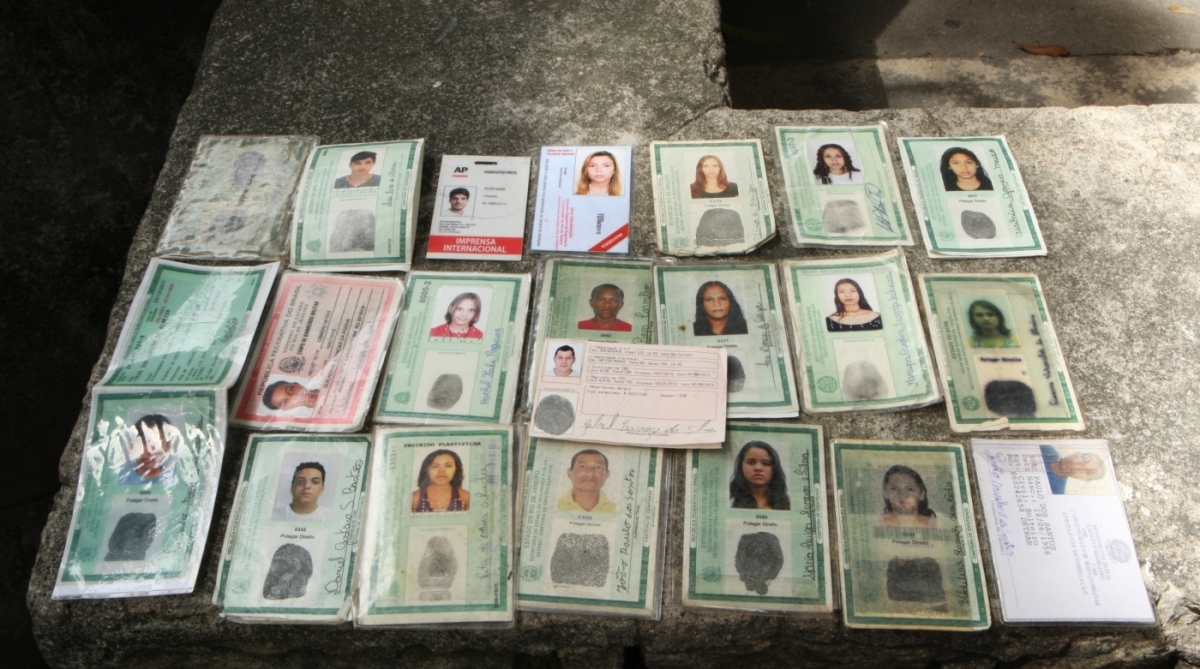 Pessoas que fazem trilhas opinam sobre a segurança, ou a falta dela nas trilhas do Parque Lage.Muitos documentos são perdidos nas trilhas do parque e ficam guardadas no posto da Segurança, na entrada do Parque.