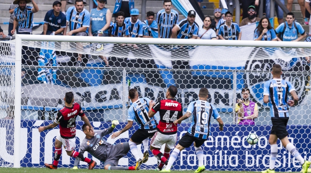 RS - Porto Alegre - 05/11/2017 - Brasileiro A 2017 - Grêmio X Flamengo - Everton jogador do Gremio comemora seu gol durante partida contra o Gremio no estadio Arena do Gremio pelo campeonato Brasileiro A 2017. Foto: Jeferson Guareze/AGIF
