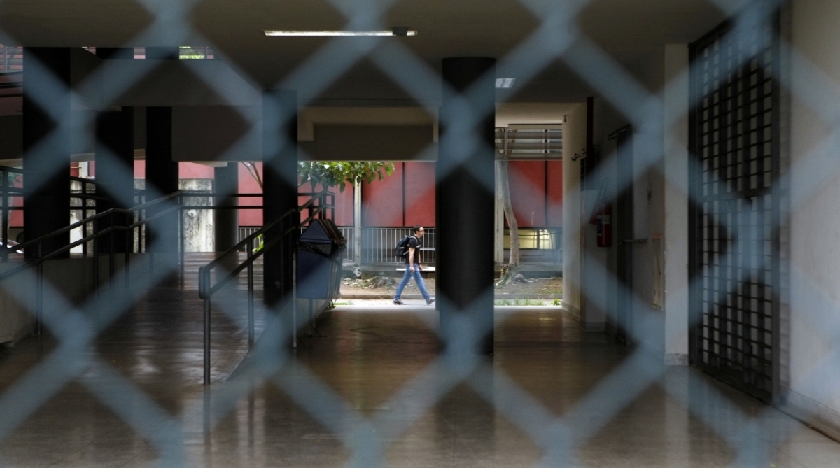 A ação dos bandidos ocorreu em frente ao Bloco N do Centro de Ciências da Saúde - Luiz Ackermann / Agencia O Dia