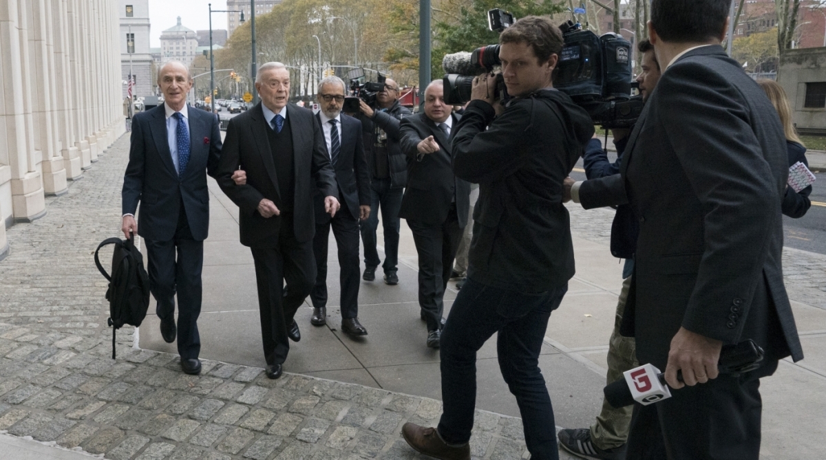 Jos&eacute; Maria Mar&iacute;n (ao centro) chega pro seu julgamento - AFP