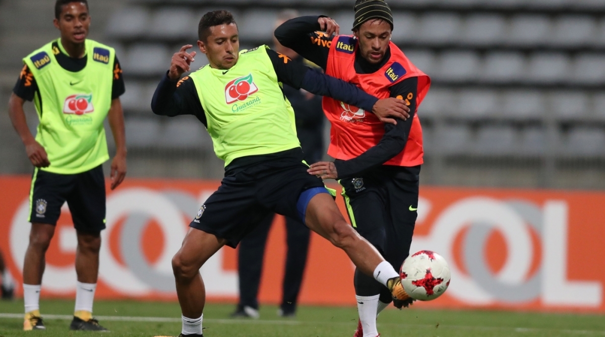 Marquinhos e Neymar disputam a jogada no treino da Seleção - Lucas Figueiredo/CBF