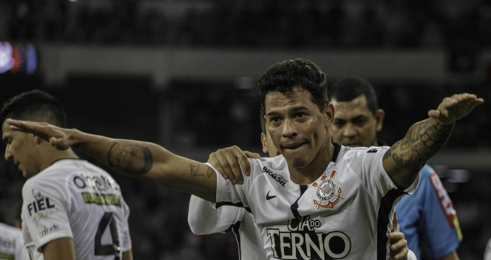 Os jogadores do Corinthians comemoram o gol de Giovanni Augusto,  durante partida contra a equipe do Atl�tico-PR, v�lida pela 33� rodada do Campeonato Brasileiro, na Arena Arena da Baixada, em Curitiba, na noite desta quarta-feira (08).