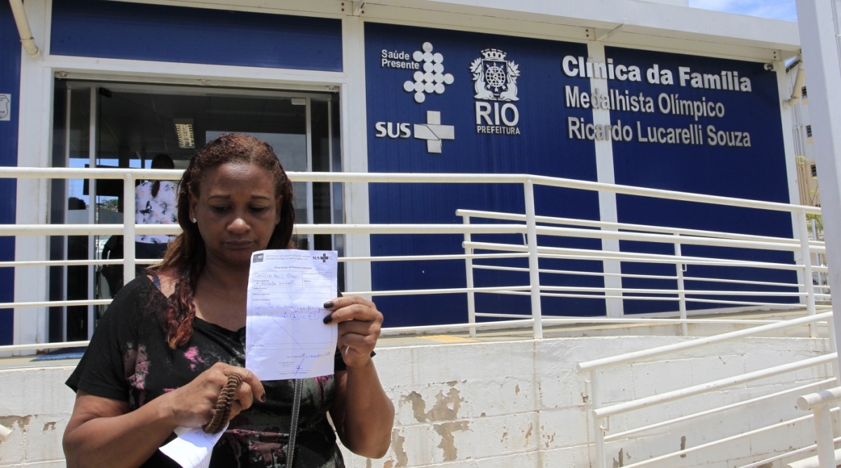 Rio, 08/11/2017 - Clínicas da Família - Adriana de Souza reclama das péssimas condições da  Clínica da Família Medalhista Olímpico Ricardo Lucarelli, no Estácio, ela não conseguiu fazer o RX do dente. Foto - Maíra Coelho / Agência O Dia. 
