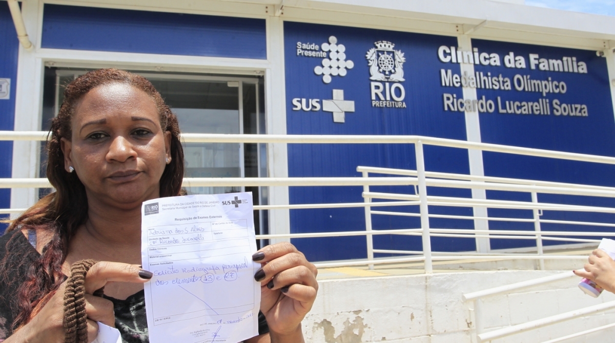Rio, 08/11/2017 - Clínicas da Família - Carlos Alberto levou a mãe Maria da Conceição ao  Centro Municipal de Saúde (CMS) Salles Neto, no Rio Comprido, mas só conseguiram receber parte dos medicamentos de uso controlado. Foto - Maíra Coelho / Agência O Dia. 