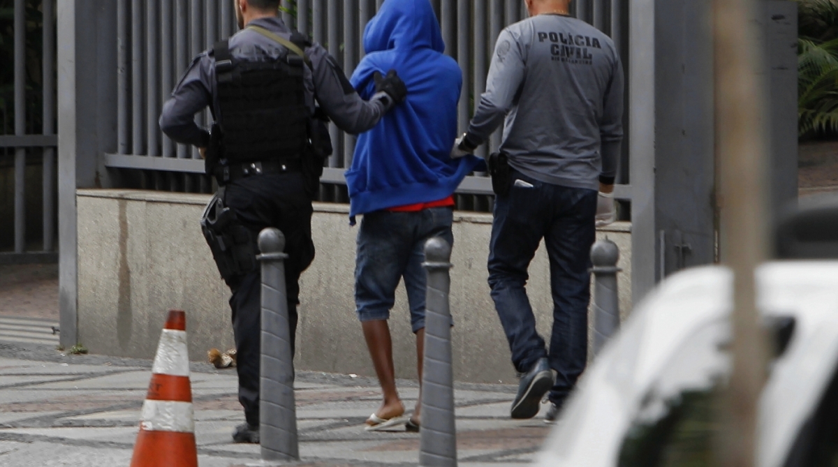 Operação da D P C A [Delegacia de Proteção a Criança e ao Adolecente] participaram em apoio policiais da CORE  e Delegacia dos Delegados, local da operação em um cortiço na Rua do Lavradio que segundo a Policia  e um ponto de venda de drogas e abriga algumas pessoas que costumam praticar assaltos na regiao,alguns adolecentes foram levados a dp para averriguação,  Severino Silvos  Agencia ODia