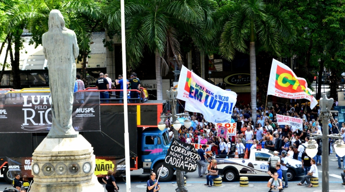 AGÊNCIA DE NOTÍCIAS - PARCEIRO - Protesto do Movimento Unificado dos Servidores Públicos Estaduais (Muspe), do Rio de Janeiro, em frente a Alerj, Assembleia Legislativa do Rio de Janeiro, nesta quarta-feira (08). Foto: Paulo Carneiro/Parceiro/Agência O Dia