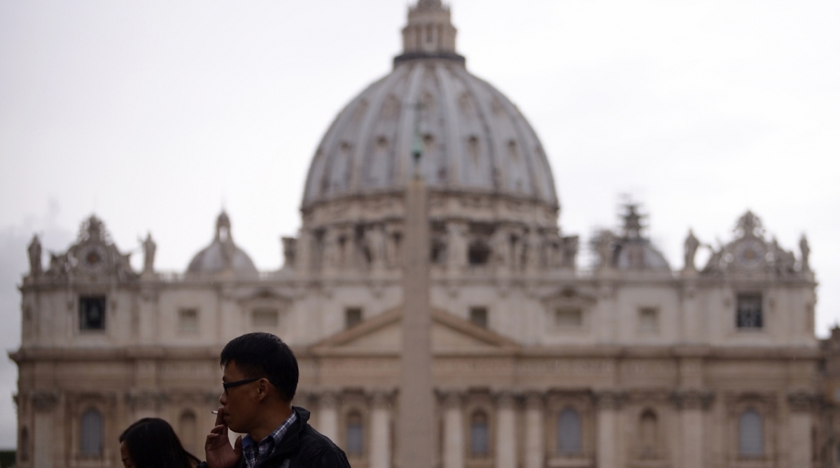 Um homem 'burla' a fiscalização e fuma um cigarrinho na Praça São Pedro, cartão-postal do Vaticano - AFP/FILIPPO MONTEFORTE