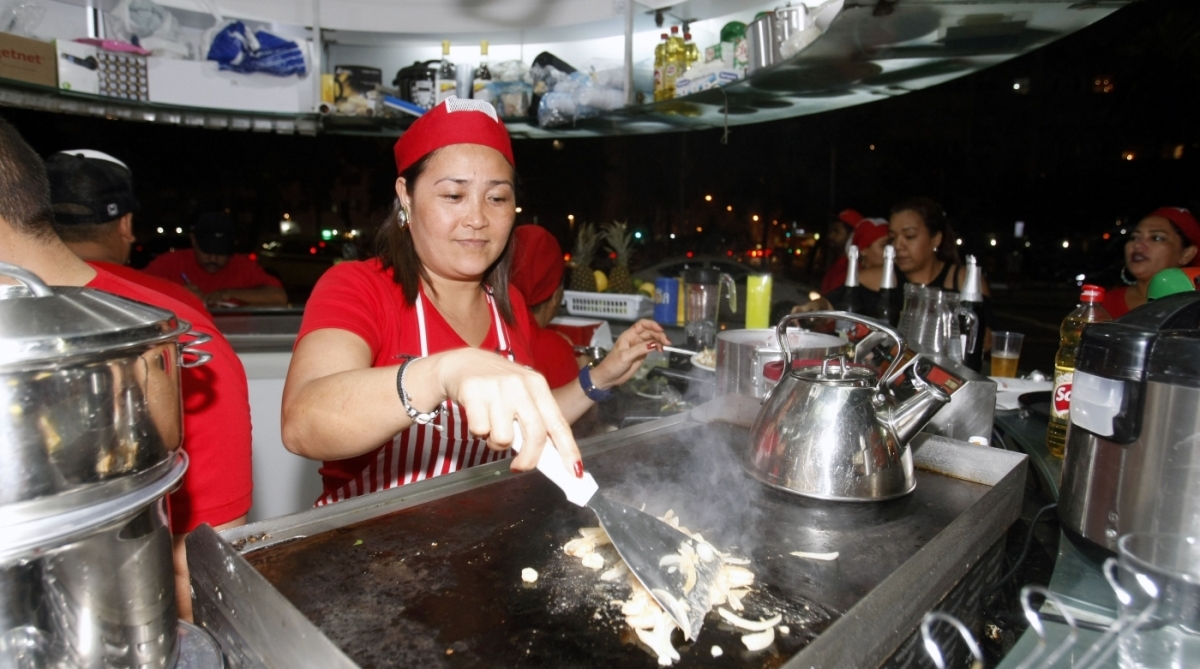 09/11/2017- Inauguração do Quiosque O DIa em Copacana Na foto: cozineiura Peruana prepara prato no quiosque Foto: Luiz Ackermann / Agência O Dia