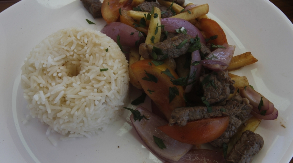 Comidas peruanas servidas no Quiosque O DIa em Copacabana.