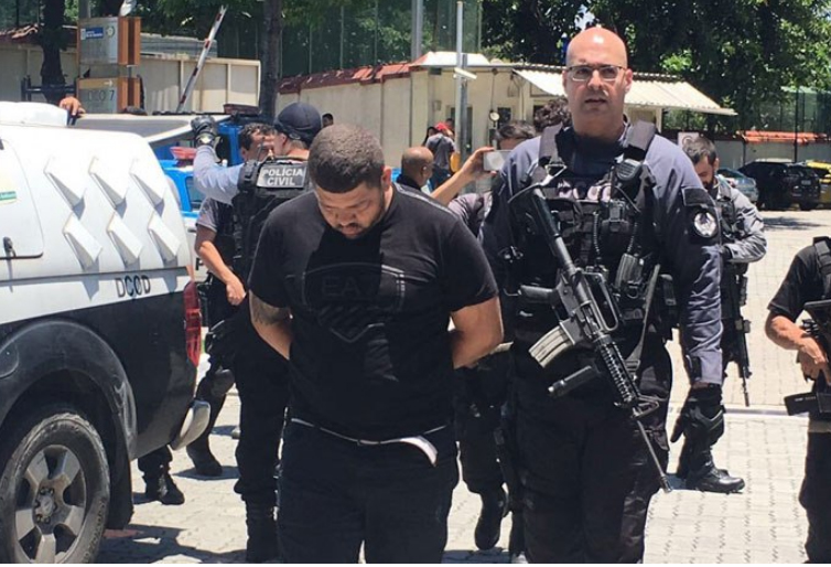 A Polícia Civil prendeu nesta sexta-feira Alberto Ribeiro Santanna, conhecido como Cachorrão, braço-direito de Rogério Avelino dos Santos, o Rogério 157, chefe do tráfico na Rocinha. A prisão ocorreu no Morro do Fogueteiro, em Santa Teresa. Ambos estão entre os responsáveis pela guerra na favela de São Conrado.