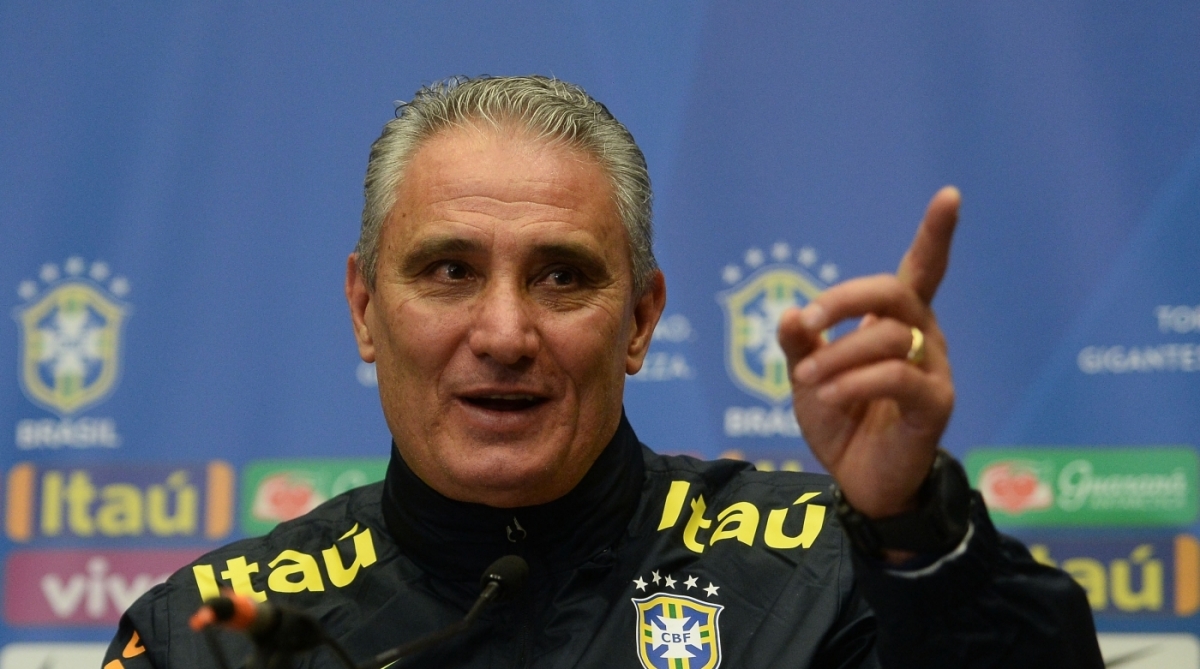 Tite durante coletiva da seleção brasileira, em Londres