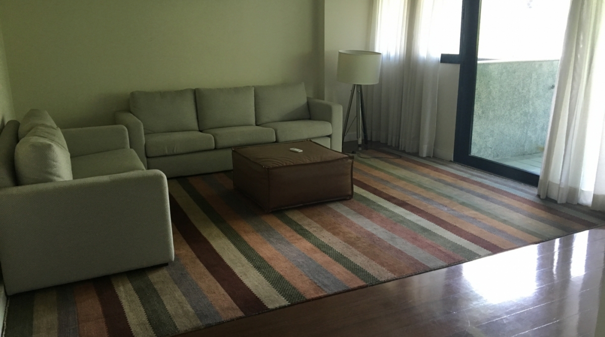 A sala com sofá na cor verde e tapete colorido foi repaginada e ficou mais aconchegante. Na mesma linha, os outros ambientes também passaram por transformações. Os projetos são assinados pela arquiteta Ana Cano Milman