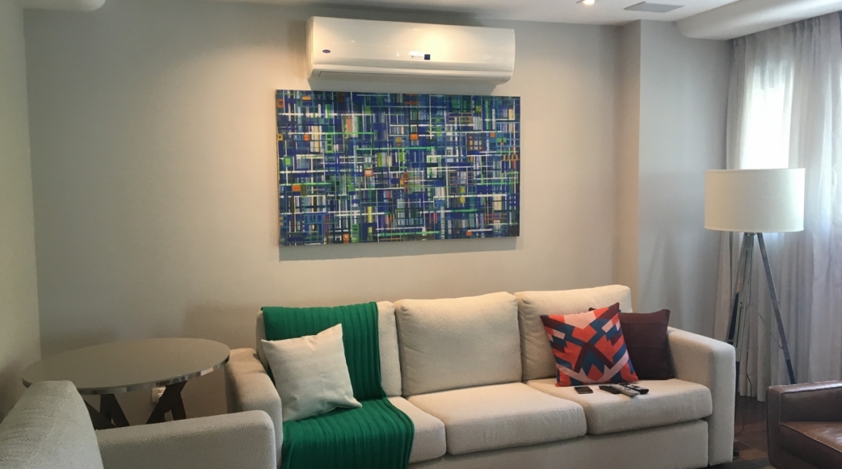 A sala com sofá na cor verde e tapete colorido foi repaginada e ficou mais aconchegante. Na mesma linha, os outros ambientes também passaram por transformações. Os projetos são assinados pela arquiteta Ana Cano Milman