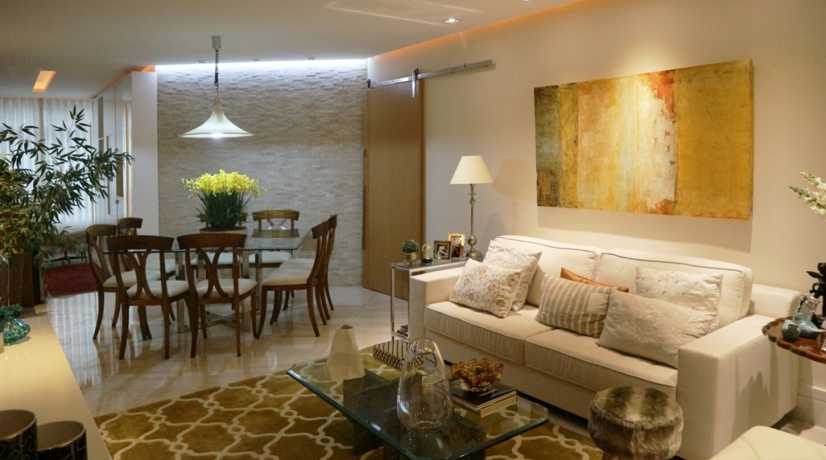 A sala com sofá na cor verde e tapete colorido foi repaginada e ficou mais aconchegante. Na mesma linha, os outros ambientes também passaram por transformações. Os projetos são assinados pela arquiteta Ana Cano Milman