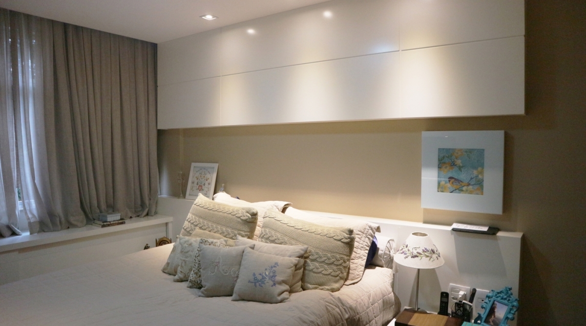 A sala com sofá na cor verde e tapete colorido foi repaginada e ficou mais aconchegante. Na mesma linha, os outros ambientes também passaram por transformações. Os projetos são assinados pela arquiteta Ana Cano Milman