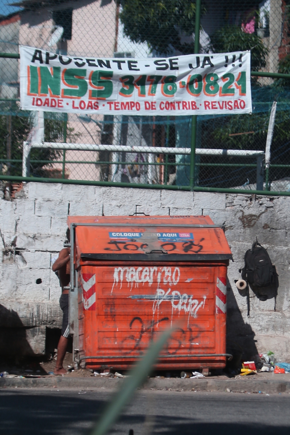 Anúncios espalhados pela cidade oferecem revisão de aposentadoria. Não caia nessa. É fraude - Daniel Castelo Branco / Agência O Dia