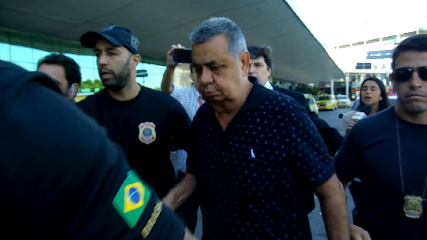 14/11/2017 - AGÊNCIA DE NOTîCIA - PARCEIRO - O presidente da Assembleia Legislativa do Rio, Jorge Picciani, é conduzido coercitivamente para depor na sede da Polícia Federal, ao desembarcar no Aeroporto Santos Dumont, no Rio, na manhã desta terça-feira (14). A PF realiza a operação Cadeia Velha, desdobramento da Lava Jato no Rio, que investiga a ligação do deputado em esquema de propina que beneficiaria o setor de transportes
