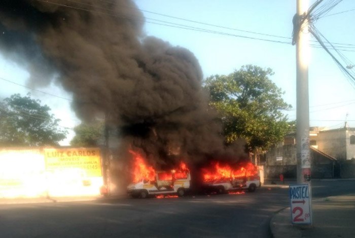 Os dois veículos faziam o trajeto Campinho-Campo Grande na manhã de ontem, quando foram incendiados por criminosos armados - REPRODUÇÃO