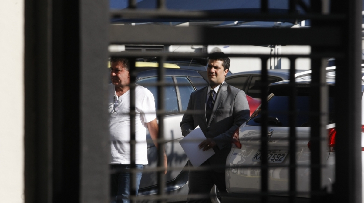 2017-11-16.O presidente da Alerj, deputado Jorge Picciani, e o deputados Paulo Melo (foto) se entregaram na tarde desta quinta-feira na sede da Polícia Federal, na Praça Mauá. O Tribunal Regional Federal da 2ª região (TRF-2) determinou hoje, por unanimidade, a prisão de Picciani, Melo e do deputado Edson Albertassi, todos do PMDB. Eles foram alvos da Operação Cadeia Velha na terça-feira. Com a decisão, o mandado de prisão foi expedido. Foto - Luiz Ackermann / Agência O Dia