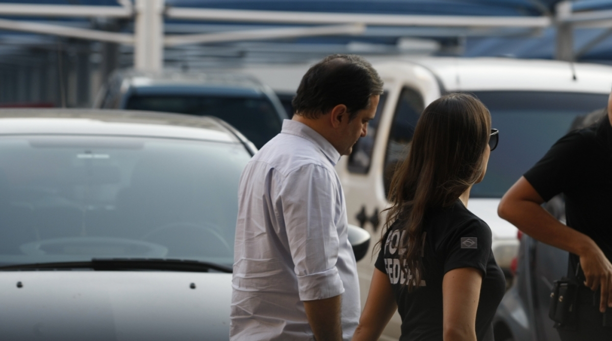 1-16-7--20.O presidente da Alerj, deputado Jorge Picciani, e o deputados Paulo Melo se entregaram na tarde desta quinta-feira na sede da Polícia Federal, na Praça Mauá. O Tribunal Regional Federal da 2ª região (TRF-2) determinou hoje, por unanimidade, a prisão de Picciani, Melo e do deputado Edson Albertassi, todos do PMDB. Eles foram alvos da Operação Cadeia Velha na terça-feira. Com a decisão, o mandado de prisão foi expedido. Foto - Luiz Ackermann / Agência O Dia