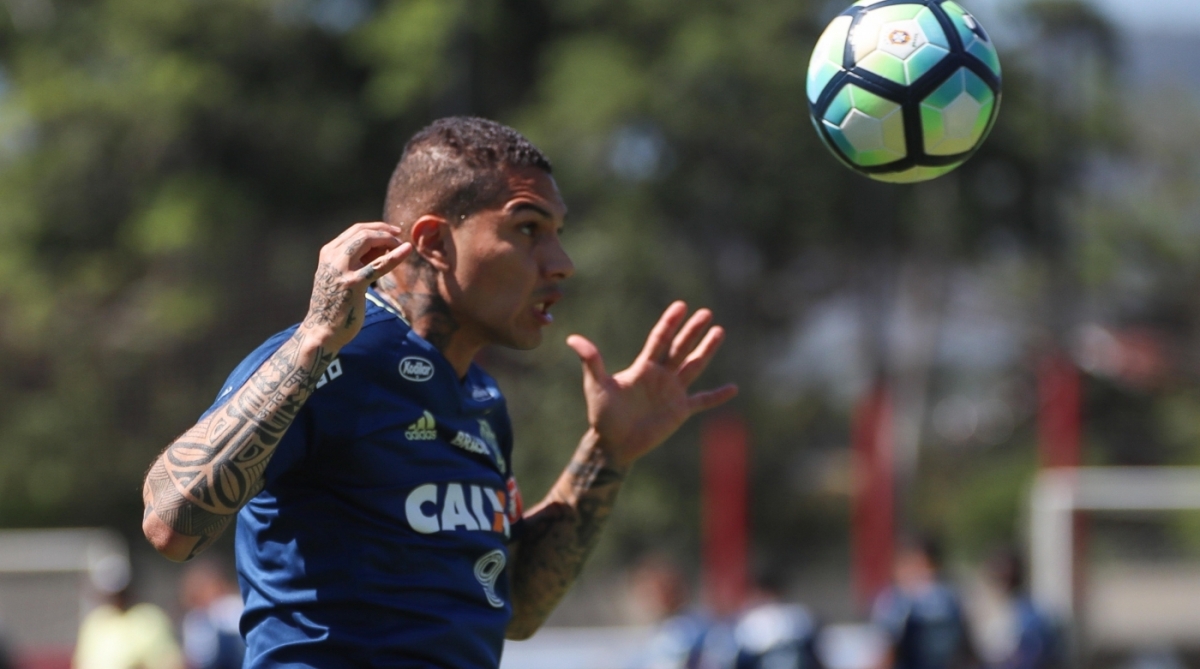 Guerrero, atacante do Flamengo, cabeceia a bola, em treino realizado no Ninho do Urubu